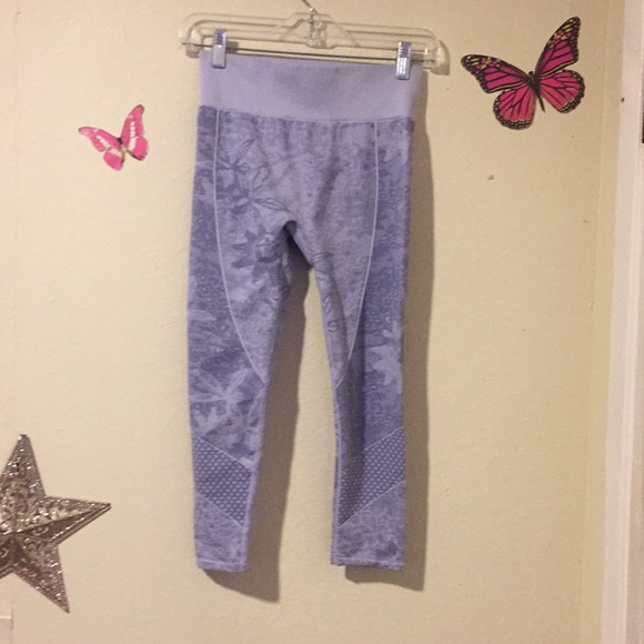 SOLD 🤑FABLETICS set Capri& sports bra (xs set) - Picture 3 of 16